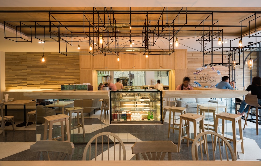 Issara By D Hostel 83/93