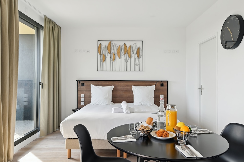 Executive, Suite, King Bed, Sofa, Balcony, All Suites Appart Hotel Paris Ouest Colombes 2/3