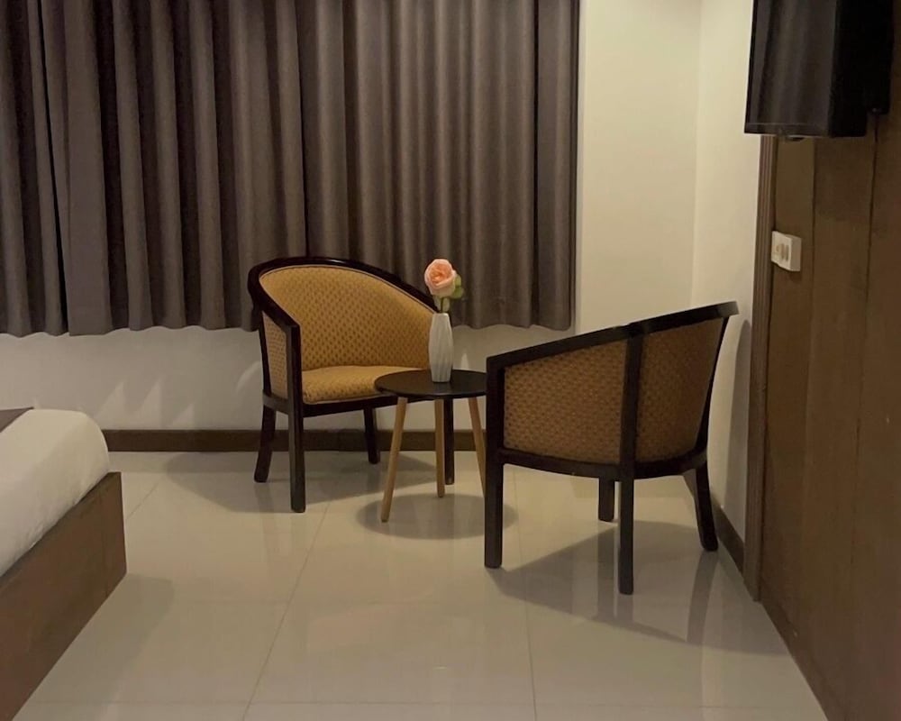 Townhouse Oak Vera Hotel Near Clark International Airport photo3