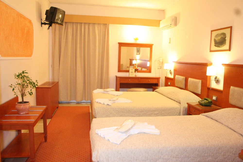Paradise Lost Hotel 18/50