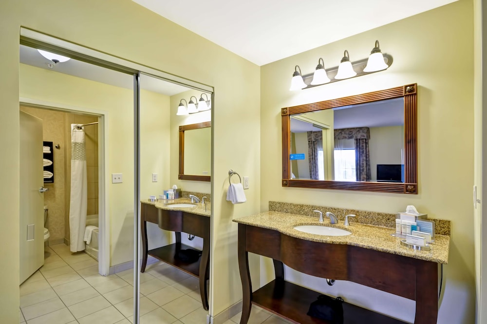 Hampton Inn & Suites North Charleston-University Blvd 23/55