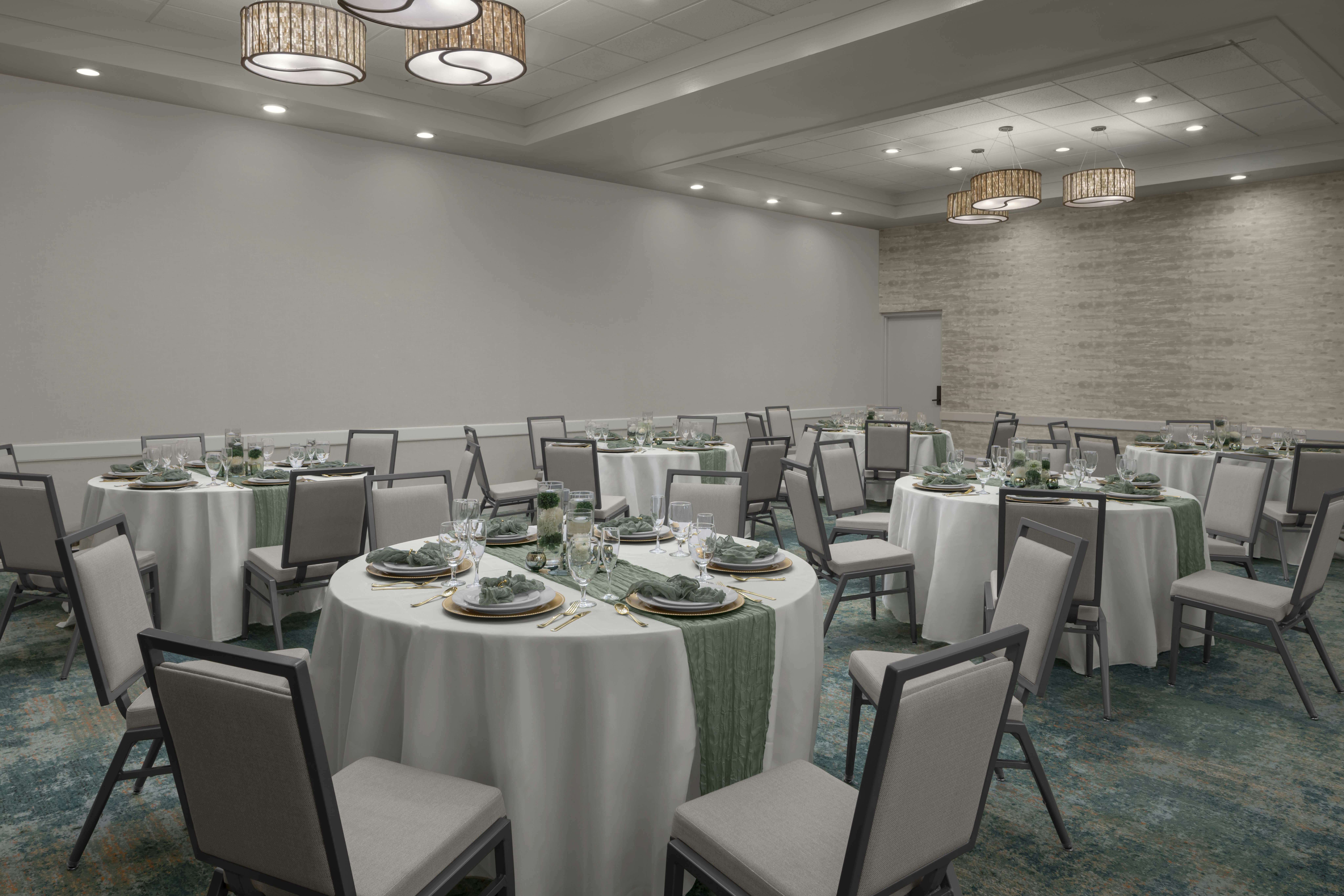 Embassy Suites by Hilton Orlando International Drive ICON Park 82/86
