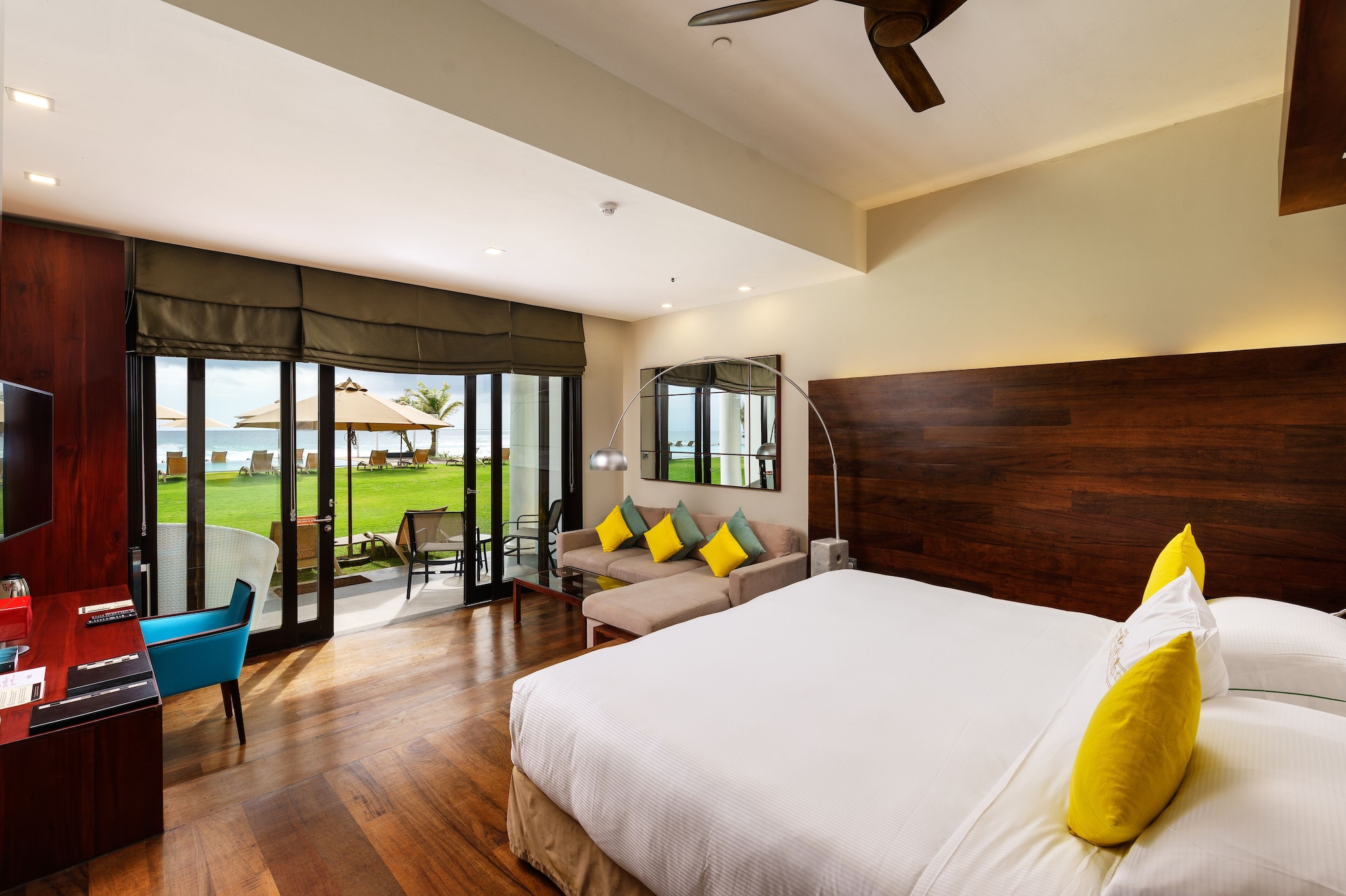 BEACH ROOM