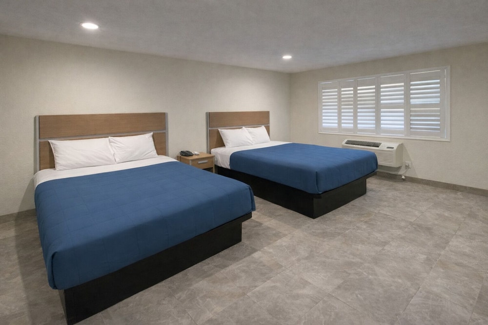 Super 8 by Wyndham Bakersfield CA 29/48