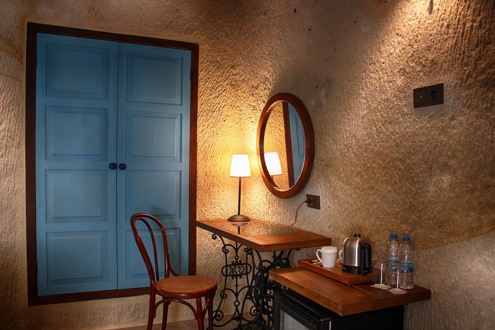 1811 Cave Hotel 2/50