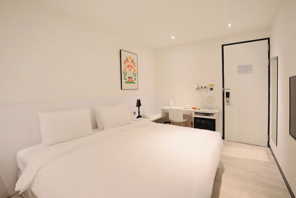 Room, Twin Beds, No Window