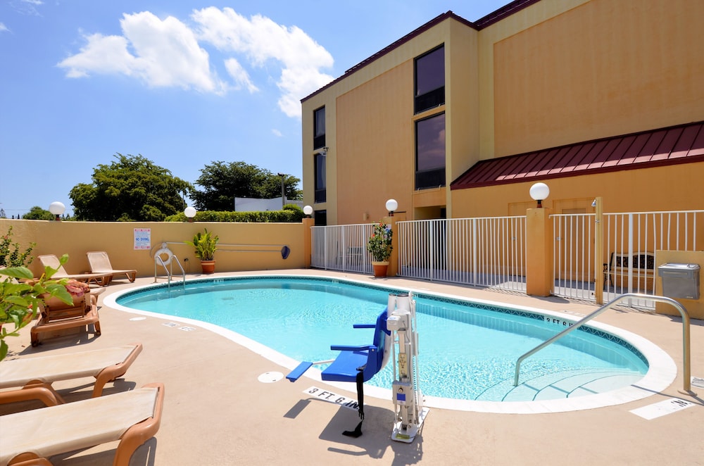 Comfort Inn & Suites Lantana - West Palm Beach South 5/40