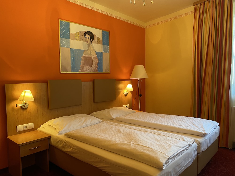 SUPERIOR, DOUBLE OR TWIN BED
