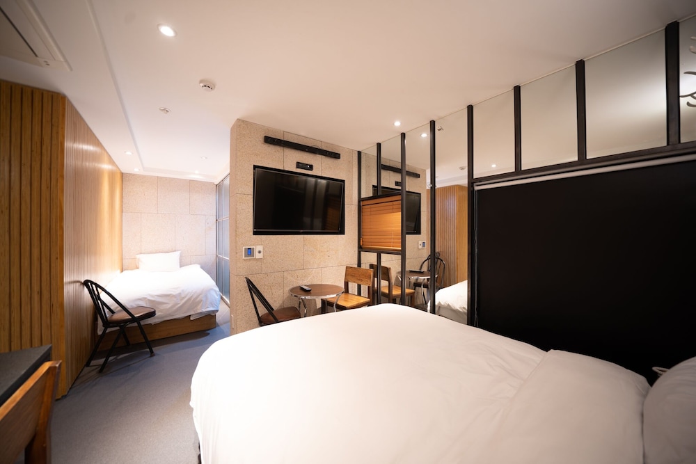 H Avenue Hotel 10/69