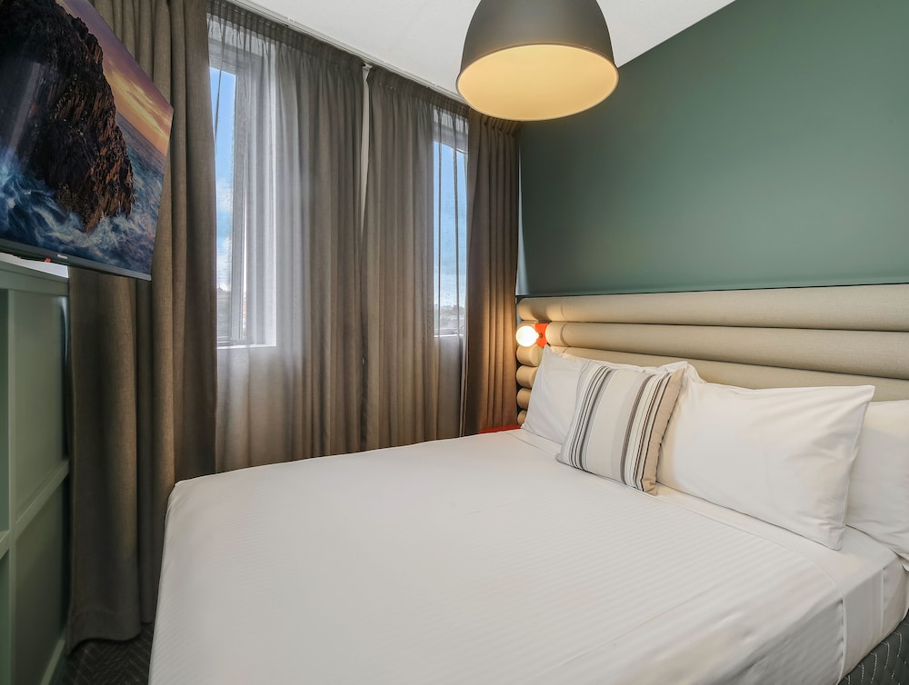 Studio, Queen Bed, Street View