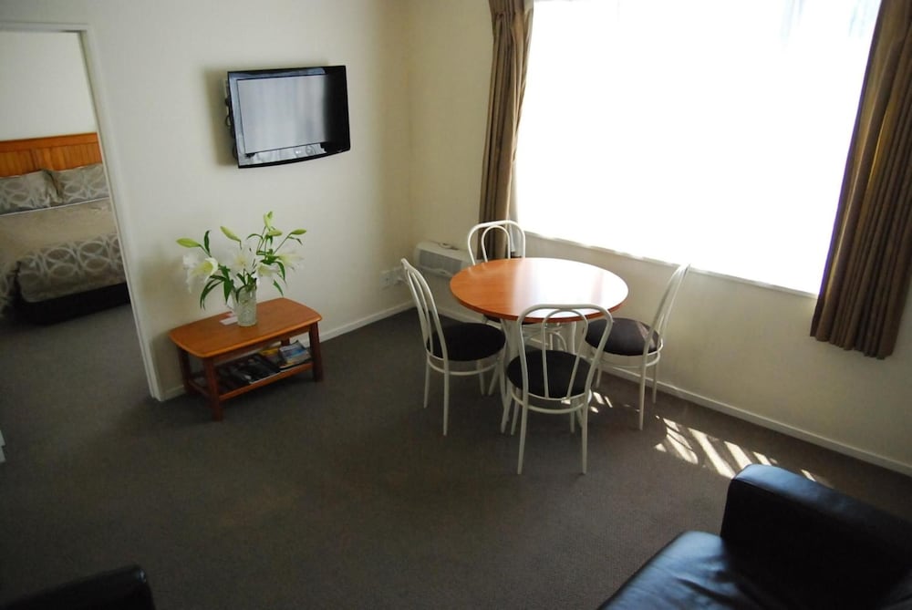Rosewood Court Motel 40/48