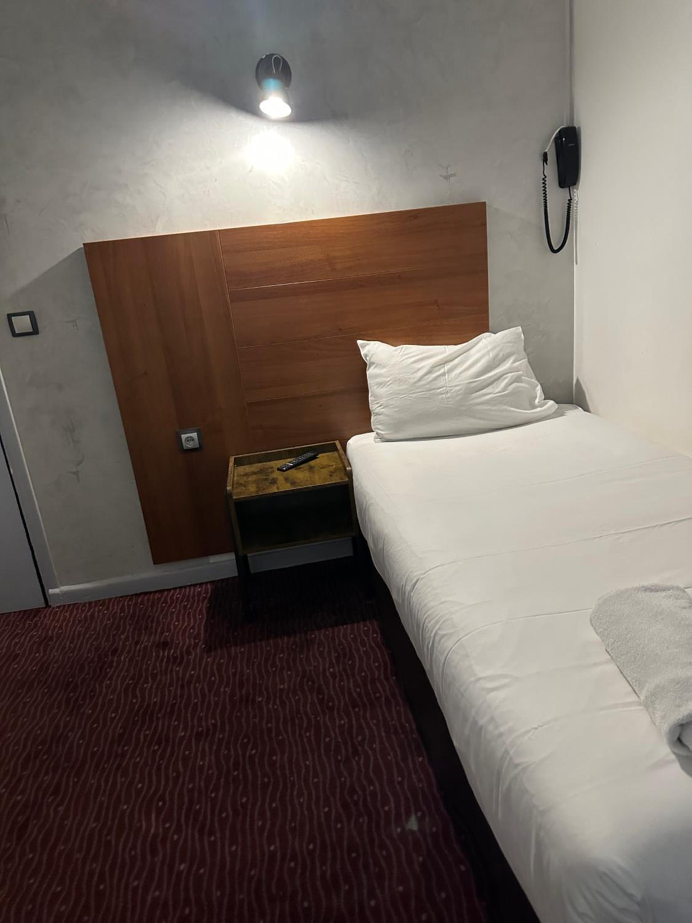ROOM, SINGLE