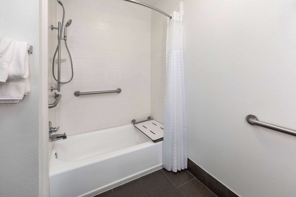 La Quinta Inn & Suites by Wyndham Meridian 44/45