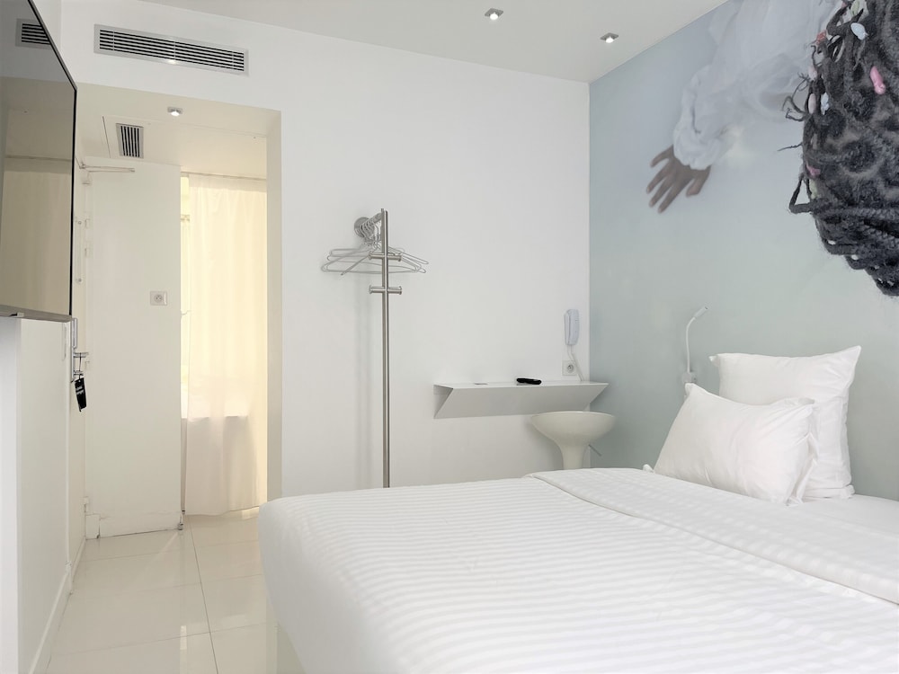 ROOM, DOUBLE BED