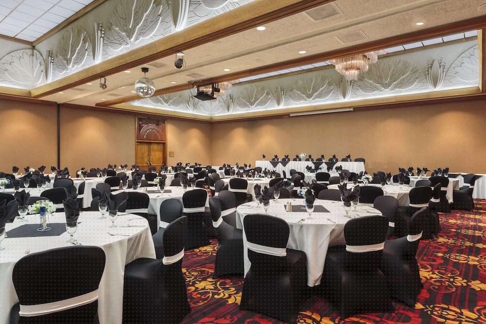 Maverick Hotel And Casino By Red Lion Hotels 52/66