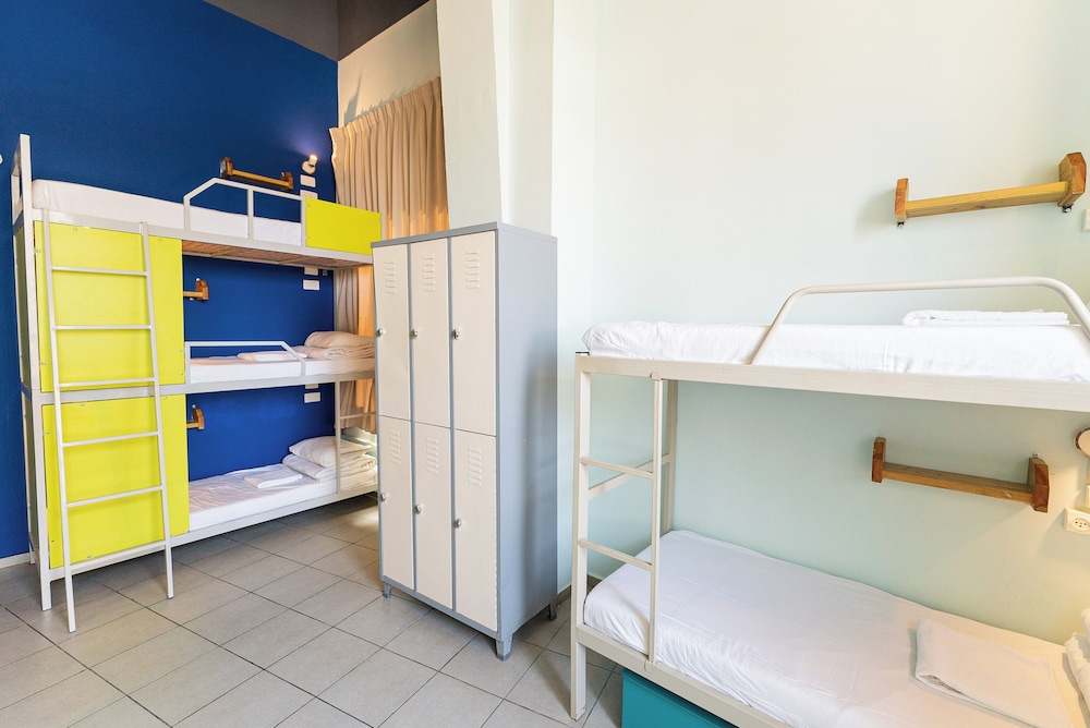 MIXED DORM, 6 BEDS, 3 BUNK BEDS