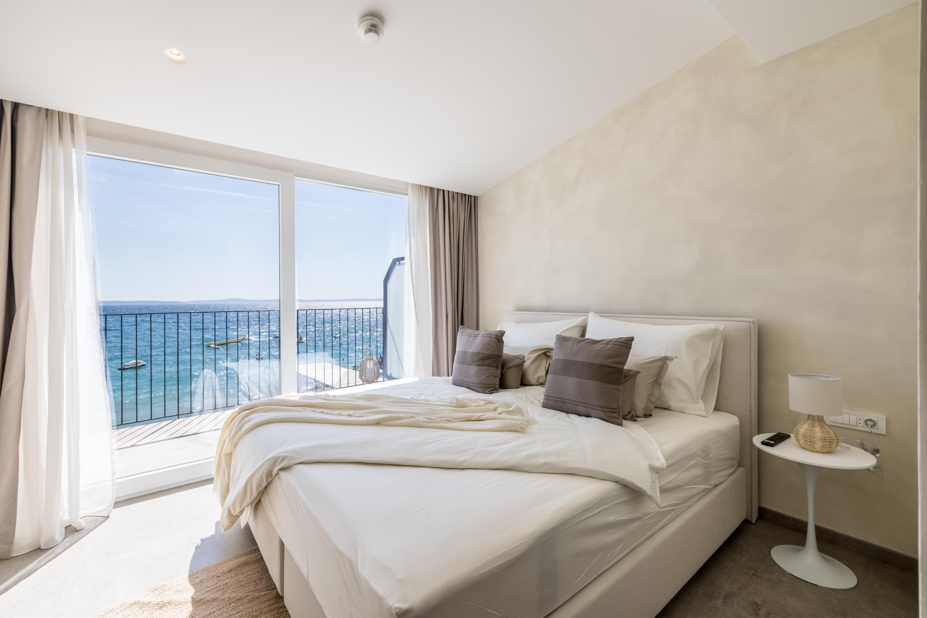غرفة قياسية بإطلالة على البحر بشرفة