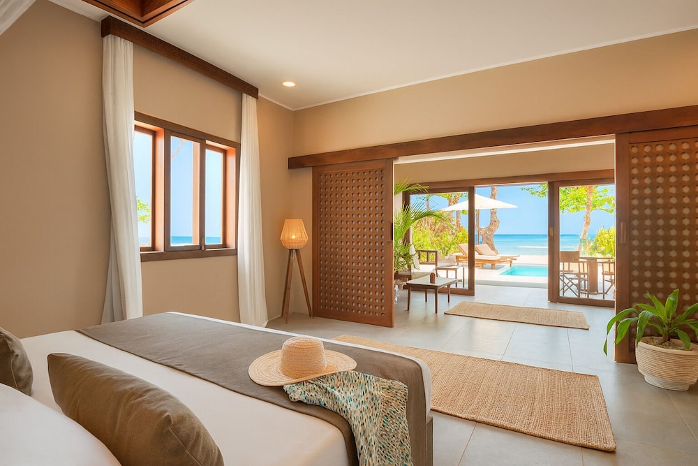 SUITE, BEACH FRONT, WITH POOL