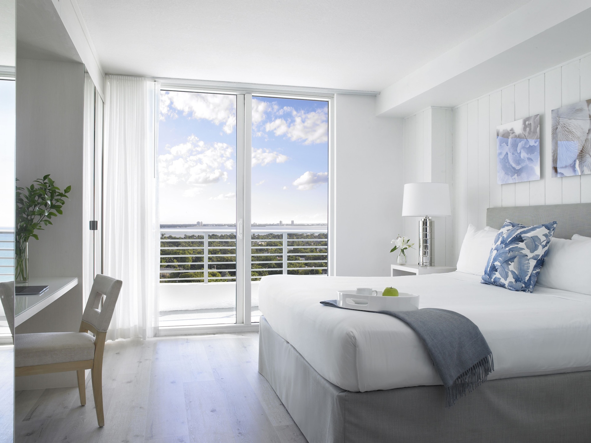 SUITE, QUEEN BED, POOL VIEW, SOFA, ACCESSIBLE