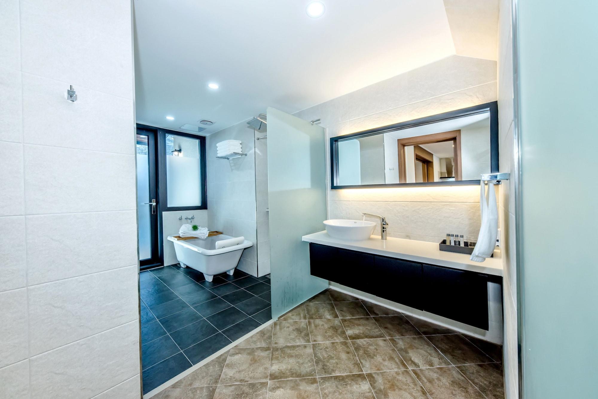 Arts Spa and Pool Villa 53/56