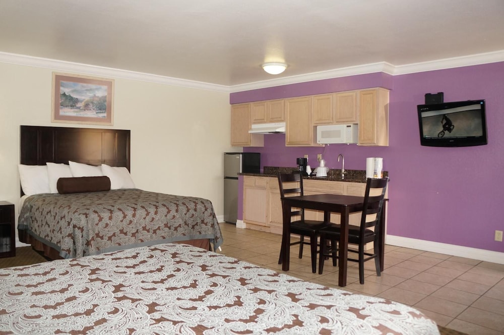 Rodeo Lodge (ex Americas Best Value Inn and Suites-Clovis/Fresno) 33/59