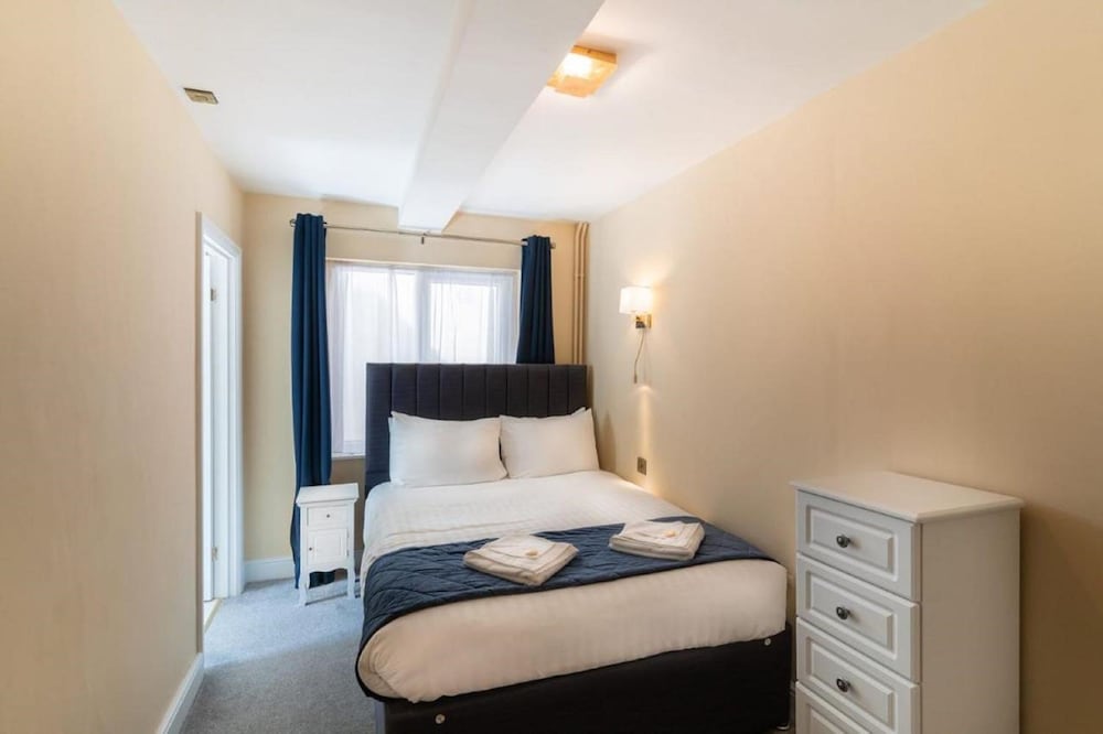 The Pier Hotel 12/80