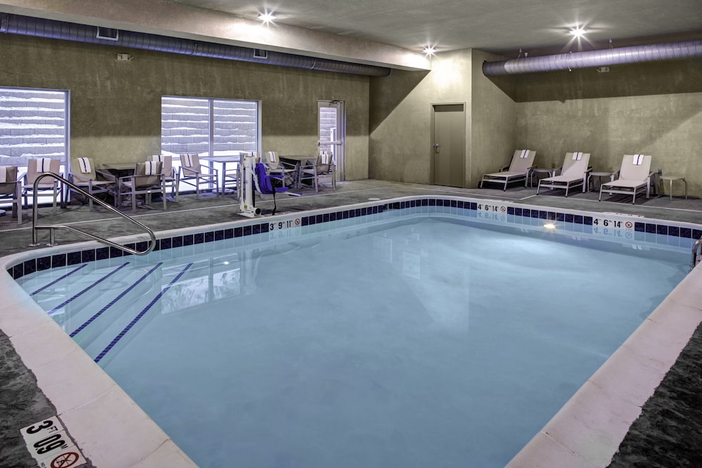 Holiday Inn Express Suites Coldwater 2/50