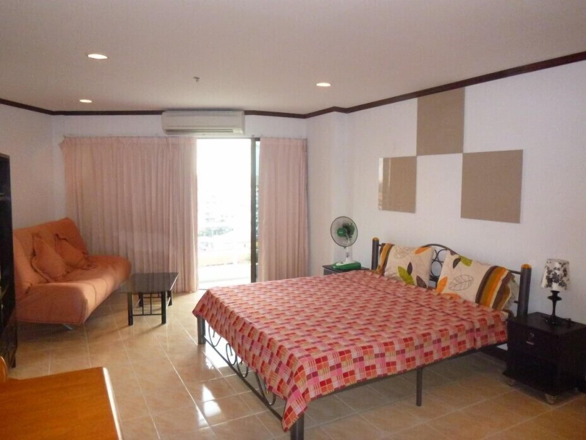 ROOM, LARGE