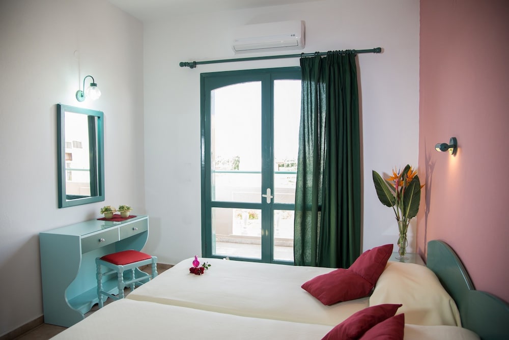 THEONI APARTMENTS 13/63