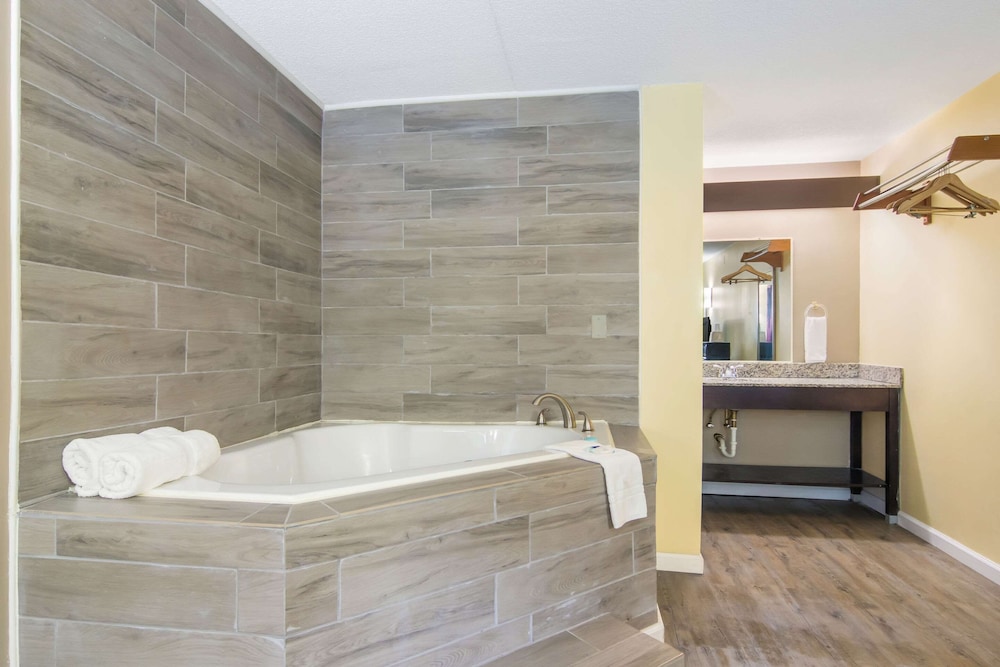 Rodeway Inn and Suites Monroeville Pittsburgh 33/42