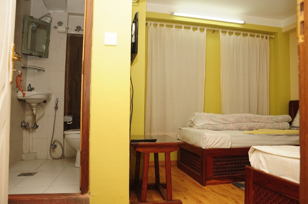 Sunny Guest House And Cafe 12/28