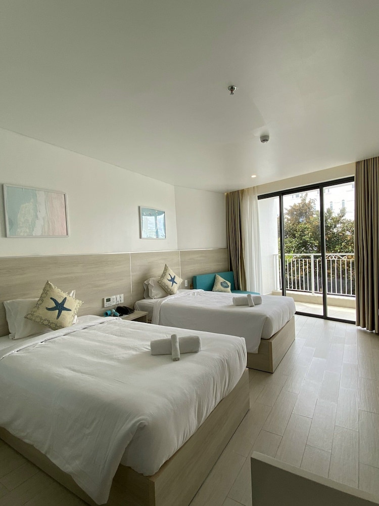 SUPERIOR, TWIN BEDS, GARDEN VIEW