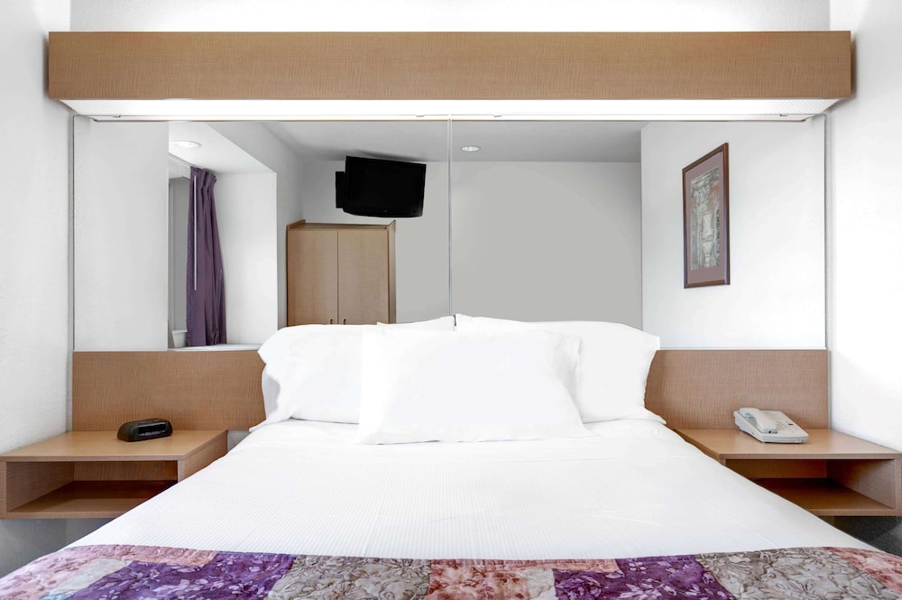 Microtel Inn & Suites by Wyndham Mankato 8/17