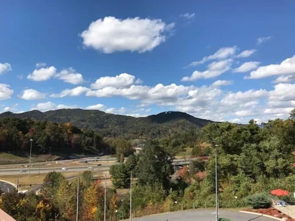 Days Inn by Wyndham Waynesville NC 26/27