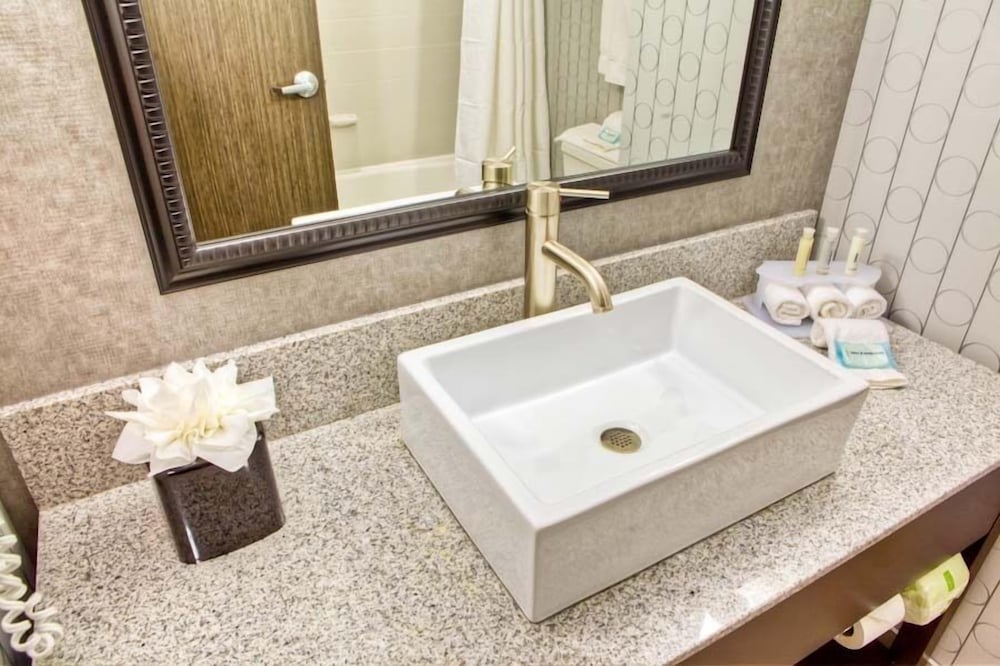 Holiday Inn Express Hotel Suites Columbus Polaris Parkway 34/77