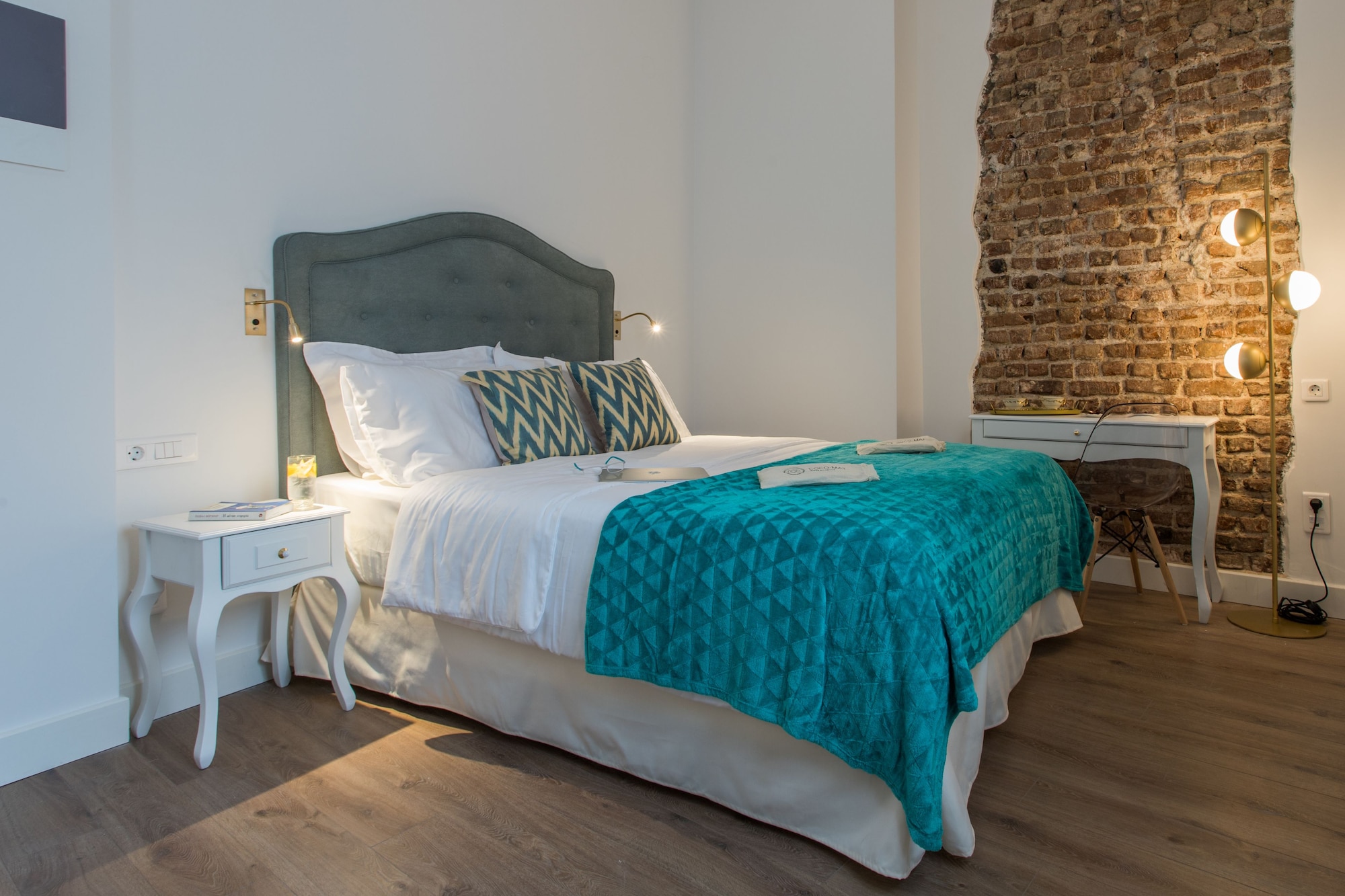 SUPERIOR, QUEEN BED
