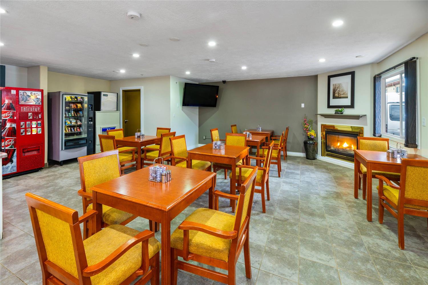 Econo Lodge Inn & Suites High Level, AB 23/29