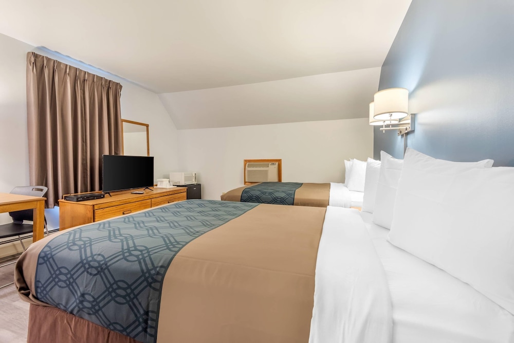 Standard, 2 Double Beds, Econo Lodge Saint Albans 5/6