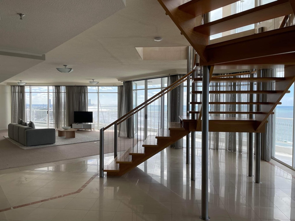 Burleigh Surf Apartments 32/77