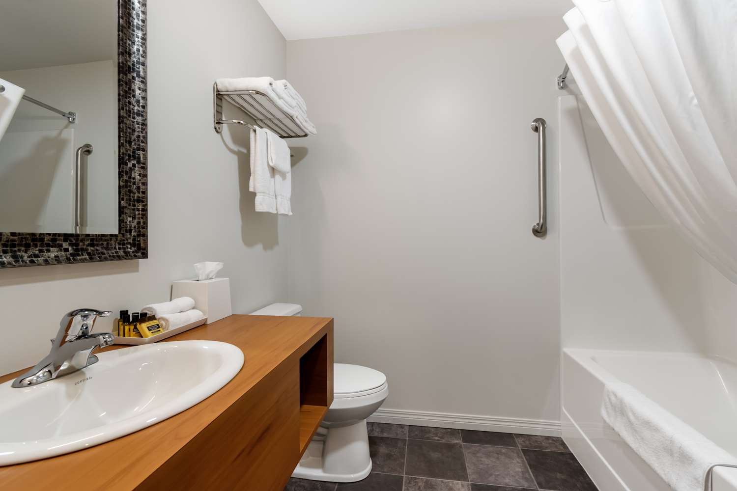 غرفة بسرير كينج، Villa Inn and Suites, SureStay Collection By Best Western 4/4