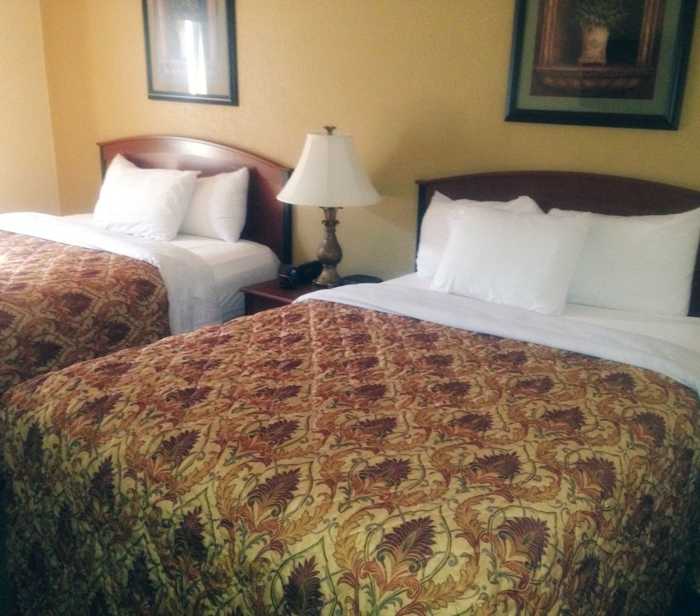 Quality Inn & Suites Prestonsburg next to Mountain Arts Center 24/42