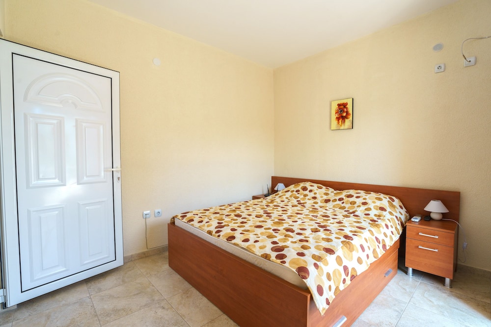 Apartments Lora 12/50