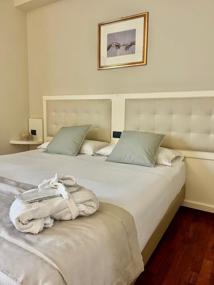 ROOM, QUADRUPLE