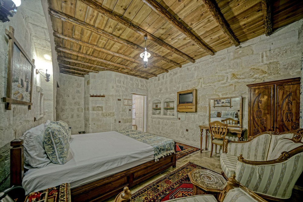 Elysee Cave House 71/100
