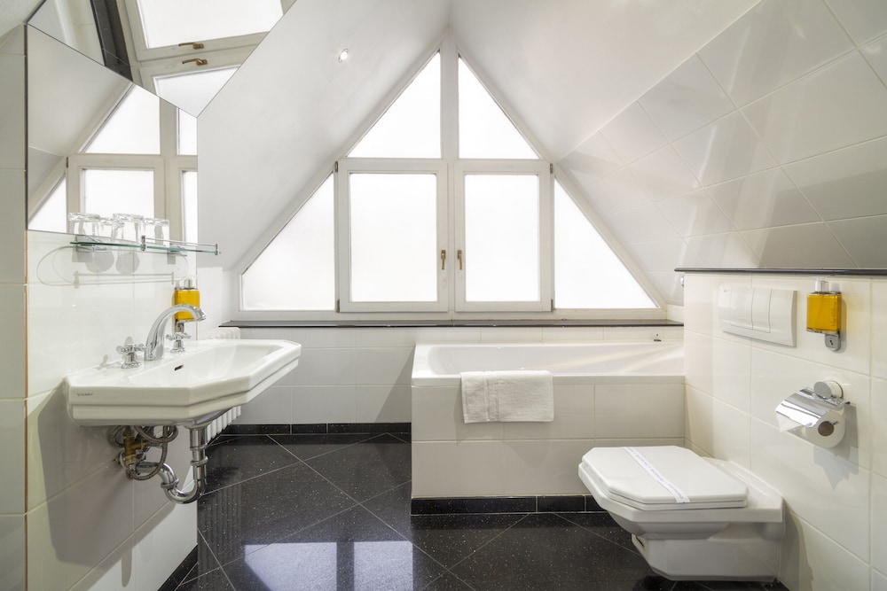 Black Star Suites 41/44