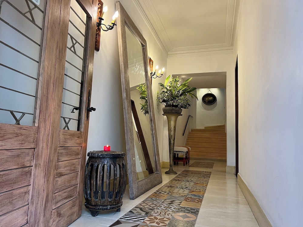 LECLERC HOTEL BOUTIQUE 6/70