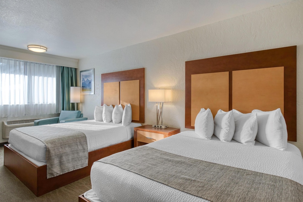 Standard, 2 Queen Beds, Pool Side