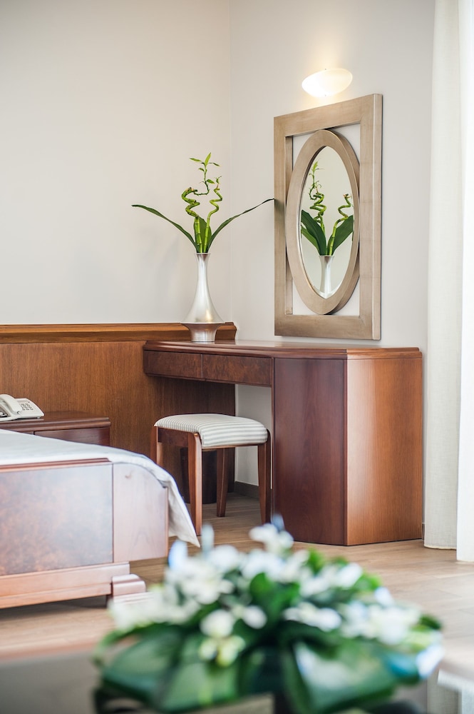 Avra City Boutique Hotel 42/43