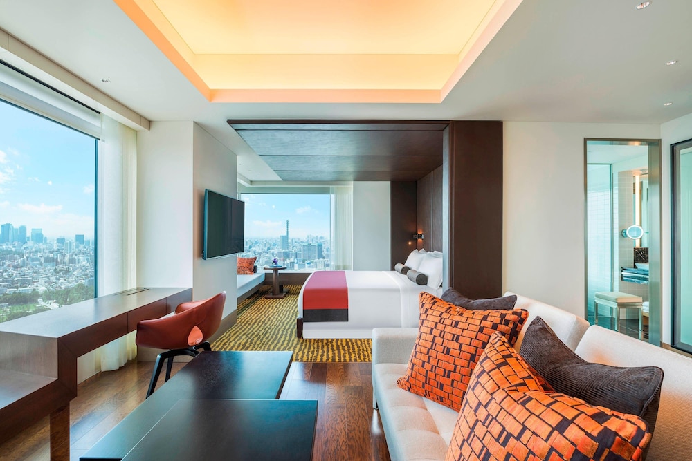 GRAND, DELUXE, KING BED, CLUB LOUNGE ACCESS, CORNER