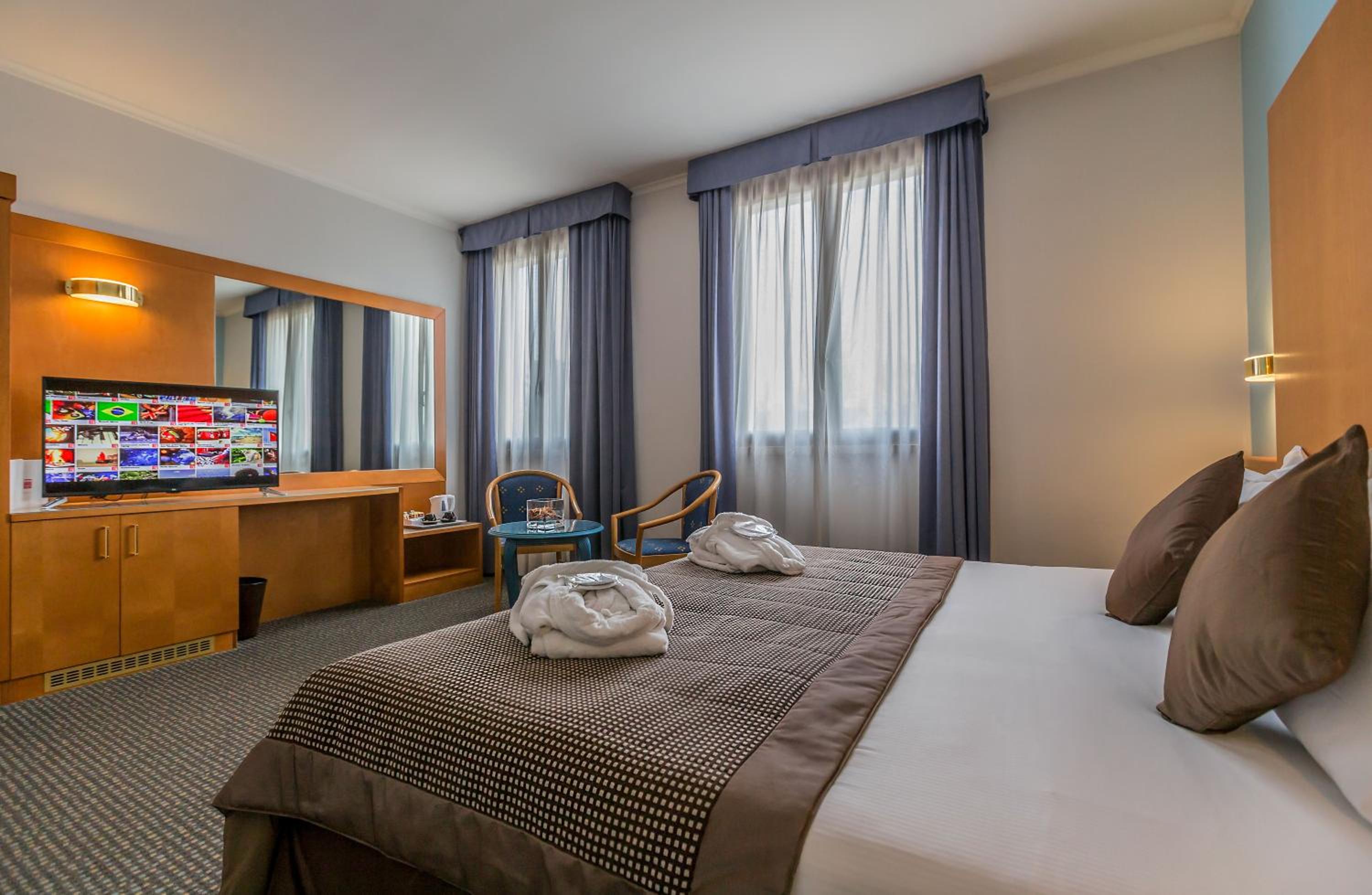 Junior Suite, 1 King and 1 Single Beds, Unaway Hotel Occhiobello 3/3